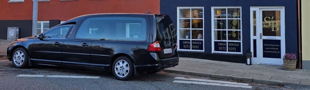 Stofsky Begravelses facade i Randers med rustvogn foran